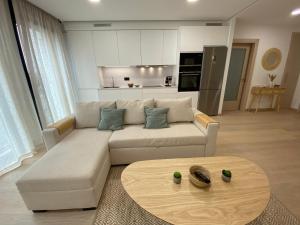 sala de estar con sofá y mesa en Move in Miragaia, en Vigo