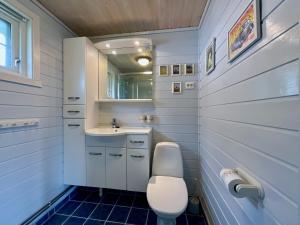 W łazience znajduje się toaleta, umywalka i lustro. w obiekcie Ocean View Panorama w mieście Gravdal