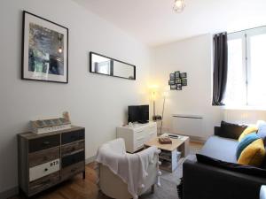 ein Wohnzimmer mit Sofa und Tisch in der Unterkunft Bel Appartement T2 Duplex en Hyper Centre, 3*, Parking, 4 Pers., Proche Thermes et Commerces - FR-1-608-233 in La Bourboule