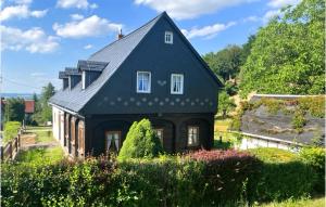 a black house with a gambrel roof at Ferienhaus Lausche Haeusl in Waltersdorf +24 photos