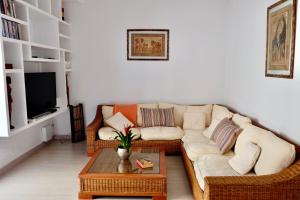 sala de estar con sofá y mesa de centro en La Marieta, en Callao Salvaje