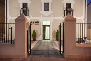 Fasada lub wejście do obiektu Apartamentos La Quinta