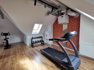 Posilňovňa alebo fitness centrum v ubytovaní Wałowa Jak Nowa