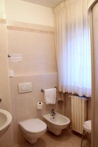 bagno con servizi igienici e lavandino di Hotel Sassella a Grosio