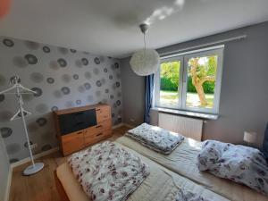 1 Schlafzimmer mit 2 Betten und einem Fenster in der Unterkunft Ferien im Fischerhaus in Wismar