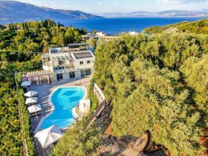 een luchtzicht op een huis met een zwembad bij Five Stars Villa in Kommeno