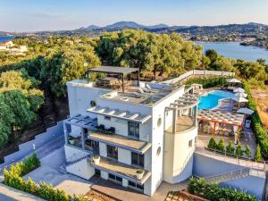 vista aerea di una casa con piscina di Five Stars Villa a Komménon
