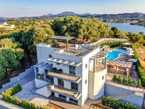 uma vista aérea de uma casa com piscina em Five Stars Villa em Kommeno