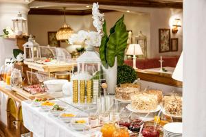ein Tisch mit vielen Teller Essen drauf in der Unterkunft Hotel Pfeifer in Gaschurn
