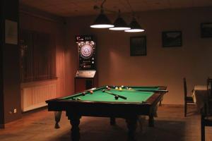 Stół bilardowy w obiekcie Hotel Restauracja U Guta