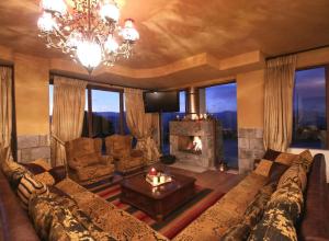 sala de estar con sofá y chimenea en Aiora Guesthouse, en Vitina