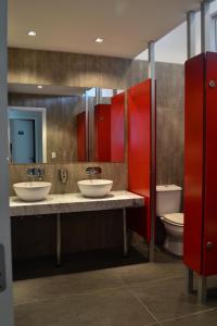 プンタ・デル・エステにあるForest Tower 2 - Apartamento 305の洗面台3つとトイレ付きの共用バスルーム