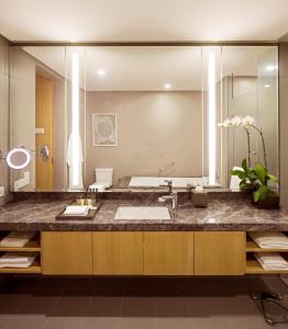 baño con lavabo y espejo grande en Sfera Residence Kuala Lumpur City Centre, en Kuala Lumpur