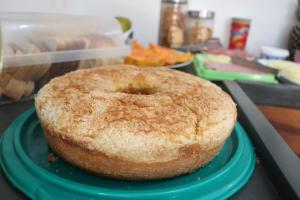 einen Kuchen auf einem grünen Teller in der Unterkunft Pousada das Casuarinas in Saquarema