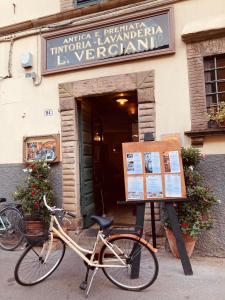 una bicicleta estacionada frente a un edificio en BnB Villa Melany vicino Centro, en Lucca