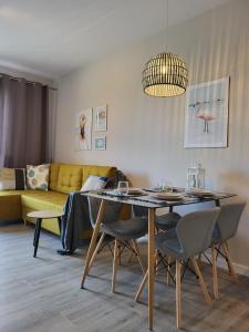 Χώρος καθιστικού στο Apartamenty Poproszę na Plażę