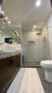 een badkamer met een toilet, een wastafel en een spiegel bij Castillo De La Santa Cruz in Guanajuato