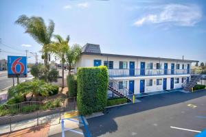 un gran edificio con ventanas azules y una calle en Motel 6 Gardena, en Gardena