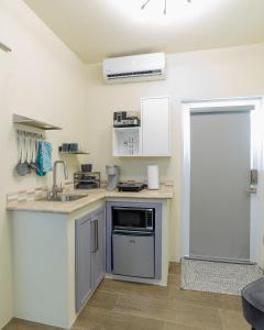 uma cozinha com um lavatório e um fogão em LittleLux Living em George Hill