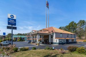 a building with a sign in a parking lot at Best Western Allatoona Inn & Suites in Cartersville