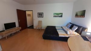 een slaapkamer met een bed en een flatscreen-tv bij Schönes Apartment in perfekter Lage in Mönchengladbach
