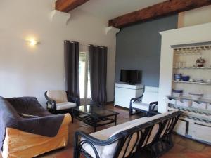 ein Wohnzimmer mit Couch und Stühlen in der Unterkunft Terre de Sel in Grimaud