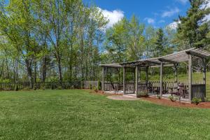 a gazebo in the middle of a yard at Best Western Plus Bridgewater Hotel & Convention Centre in Bridgewater