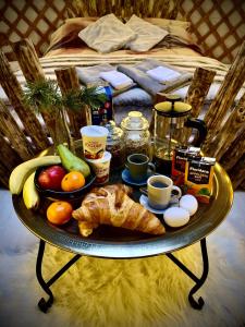 una bandeja de comida en una mesa con fruta y huevos en Valhalla Yurts Freya, en Selfoss