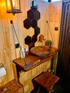 Habitación con pared de madera, mesa y columpios. en Valhalla Yurts Freya, en Selfoss