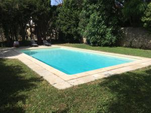 a swimming pool in the middle of a yard at Le mas Rocamour in Roquemaure