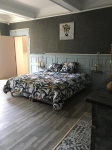 sypialnia z łóżkiem z kołdrą w obiekcie Le mas Rocamour w mieście Roquemaure