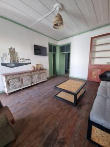 een woonkamer met een bank en een tafel bij St. António 49 in Faro