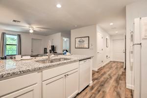 Dapur atau dapur kecil di LaBelle Apartment about 45 Mi to Fort Myers Beach