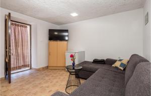 sala de estar con sofá y TV en 2 Bedroom Amazing Home In Jablanac, en Jablanac