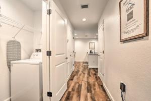 Dapur atau dapur kecil di LaBelle Apartment about 45 Mi to Fort Myers Beach +22 gambar