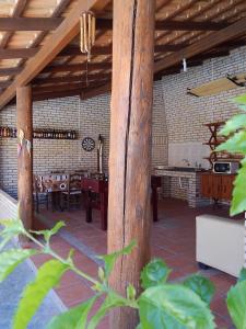 un patio avec une table et des chaises dans un bâtiment dans l'établissement Pousada Sol & Sal Praia do Rosa, à Praia do Rosa