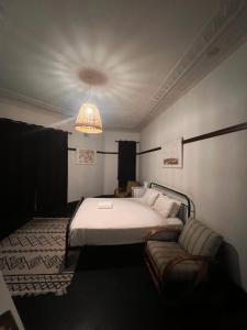 Postel nebo postele na pokoji v ubytování Charing Cross Hotel