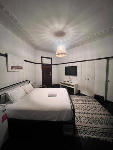 Postel nebo postele na pokoji v ubytování Charing Cross Hotel