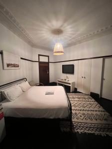Postel nebo postele na pokoji v ubytování Charing Cross Hotel