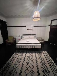 Postel nebo postele na pokoji v ubytování Charing Cross Hotel