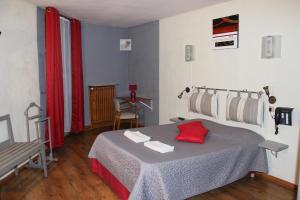 Hôtel Des Alliés tesisinde bir odada yatak veya yataklar