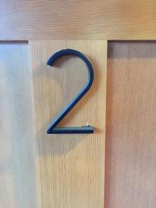 un número azul en una puerta de madera con un tornillo en Lakeside Hotel room #2 in Kings Beach, en Kings Beach