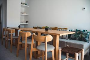een tafel en stoelen in een kamer met een bank bij Laurus - Charming House in Raposeira