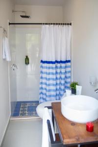 y baño con lavabo y ducha. en Casa Lorenza Hotel, en Cartagena de Indias