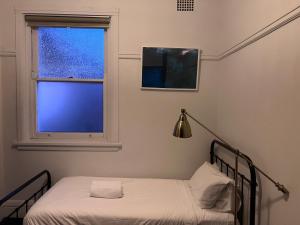Postel nebo postele na pokoji v ubytování Charing Cross Hotel