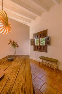 sala de estar con mesa de madera y banco en Casa del Aljibe en Granada
