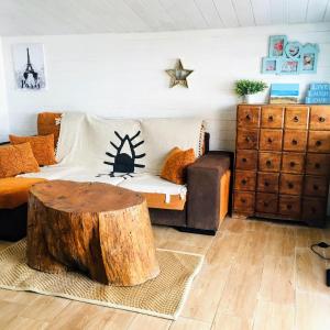 sala de estar con mesa de tocón de árbol y sofá en BEAUTIFUL VINTAGE BUNGALOW WIFI PARKING. en Las Galletas