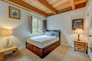 a bedroom with a bed and a table at Gold Bend 5034 in Truckee