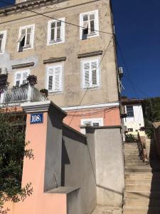 Budova, v ktorej sa apartmán nachádza