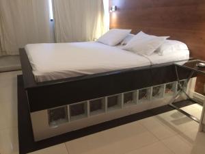 1 cama en una plataforma en una habitación en Perto da praia de Copacabana, 150 metros da praia, entre postos 5 e 6, en Río de Janeiro